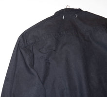 Cargar imagen en el visor de la galería, Rehaciendo camisas militares / Bajo el cerebro
